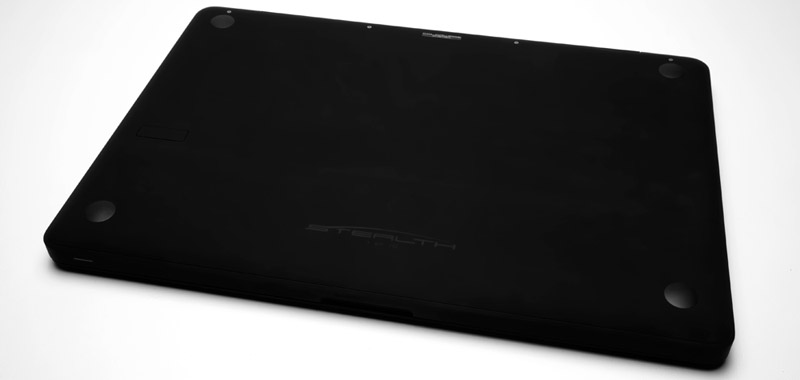 Illustration for article titled Matte Black MacBook Pro Looks Like a Deadly Stealth Ship